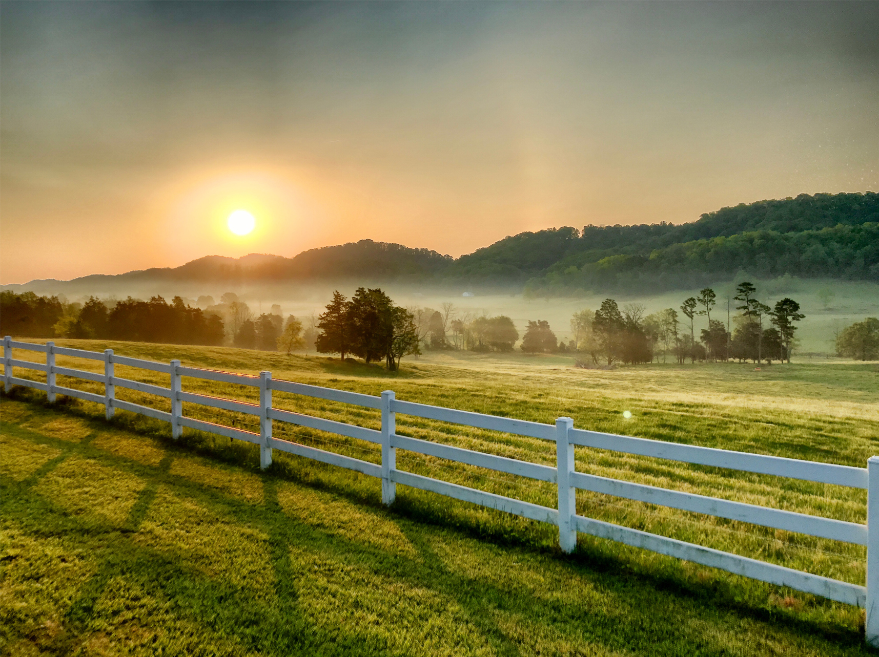 Photo of a bright sunrise in Tennessee.